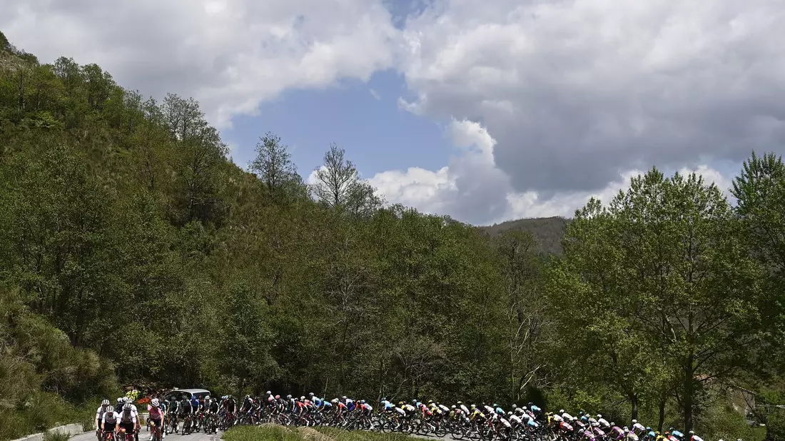 Das Fahrerfeld während der ersten Etappe des Giro d'Italia. - Bild: Fabio Ferrari/LaPresse via ZUMA Press/dpa
