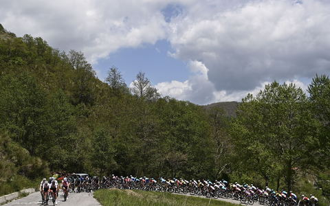 Das Fahrerfeld während der ersten Etappe des Giro d'Italia. - Foto: Fabio Ferrari/LaPresse via ZUMA Press/dpa