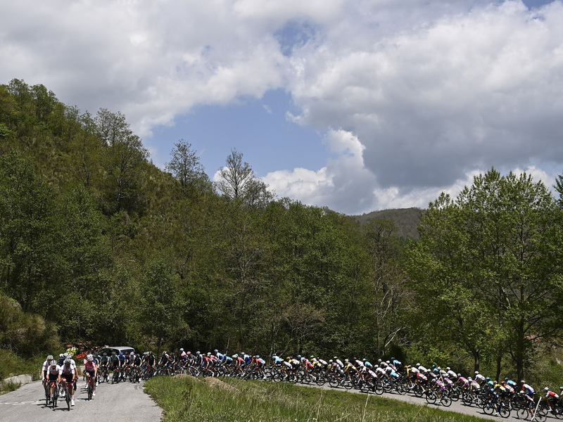 Das Fahrerfeld während der ersten Etappe des Giro d'Italia. - Foto: Fabio Ferrari/LaPresse via ZUMA Press/dpa