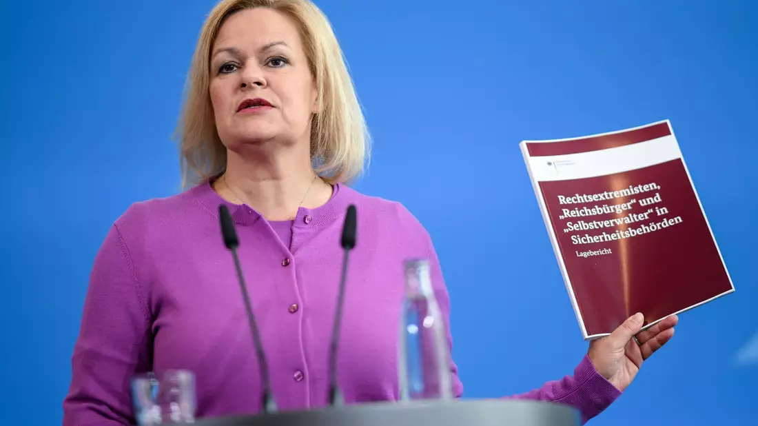 Im Fokus stehe der Schutz vor Islamisten und anderen Extremisten, sagt Nancy Faeser. - Bild: Britta Pedersen/dpa