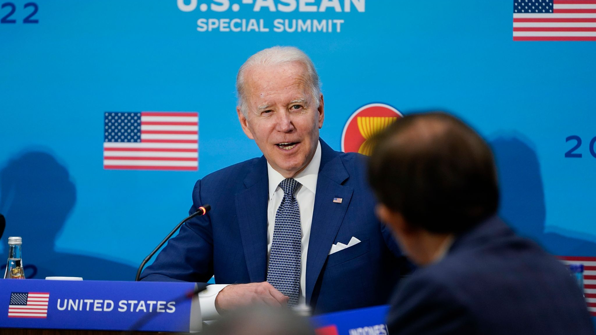 «Genau so, wie wir es geplant haben.» - Ein Meme auf dem persönlichen X-Account (vormals Twitter) von US-Präsident Joe Biden parodiert eine Verschwörungstheorie rund um den Super Bowl. - Foto: Susan Walsh/AP/dpa