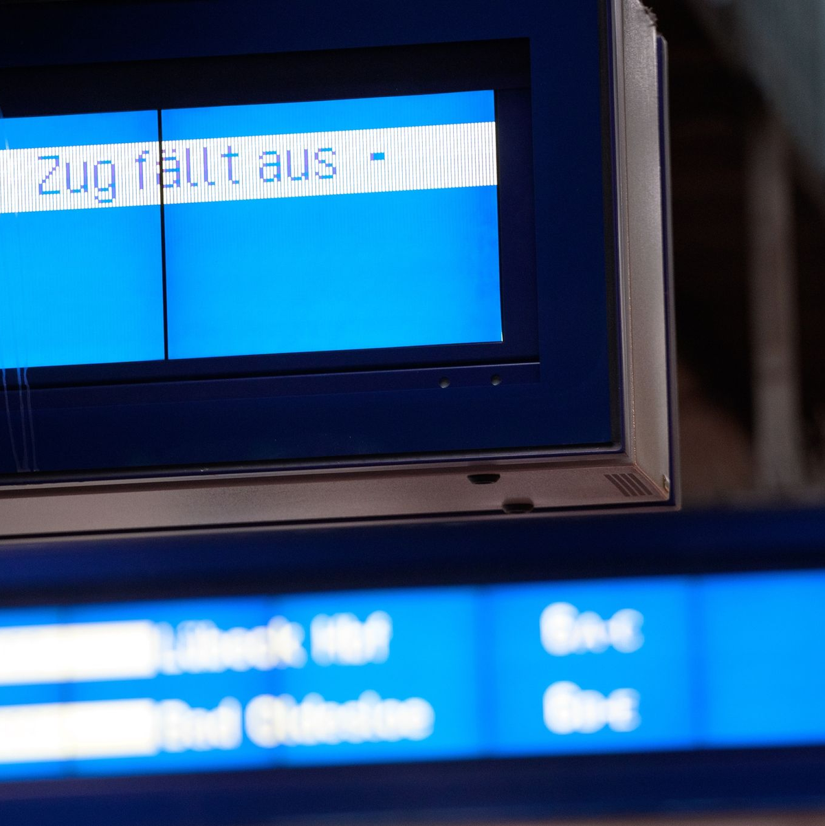 Zahlreiche Reisende stehen im Mai 2022 auf einem Bahnsteig am Hamburger Hauptbahnhof. - Foto: Jonas Walzberg/dpa