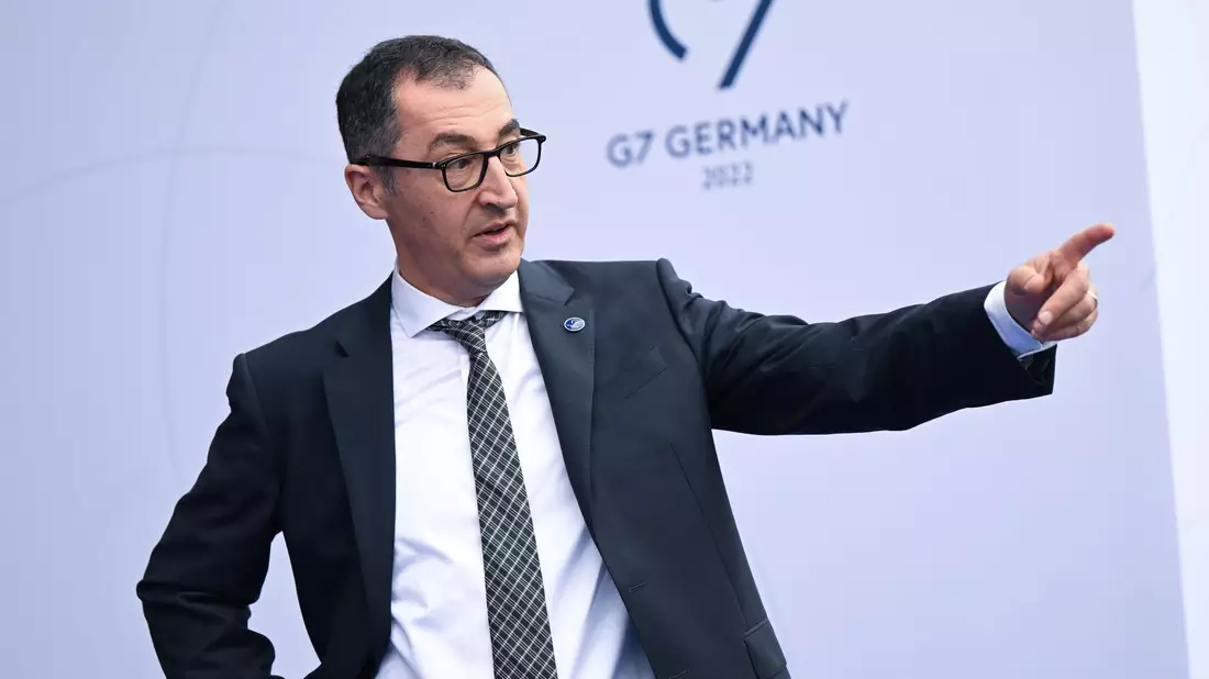 Bundesagrarminister Cem Özdemir bei der Kundgebung in Ellwangen. - Bild: Bernd Weißbrod/dpa