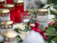 Ein Banner vor dem Landtag in Wiesbaden: «Hanau: Wir fordern: Erinnerung, Gerechtigkeit, Aufklärung, Konsequenzen» (Archivbild). - Foto: Boris Roessler/dpa