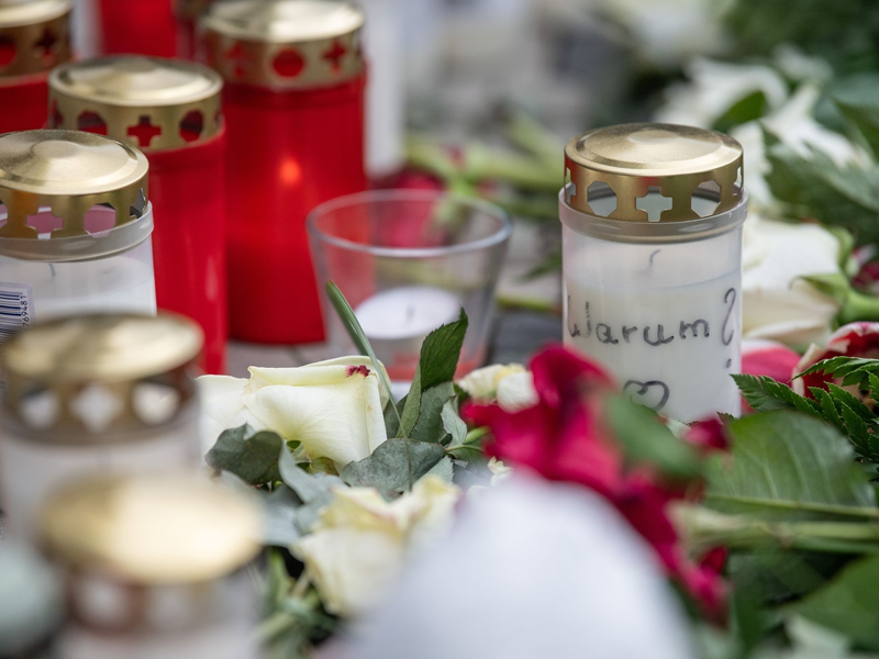 Ein Banner vor dem Landtag in Wiesbaden: «Hanau: Wir fordern: Erinnerung, Gerechtigkeit, Aufklärung, Konsequenzen» (Archivbild). - Foto: Boris Roessler/dpa