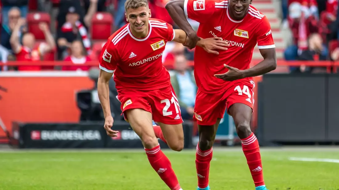 Folge des Feuerzeugwurfs: Torwart Patrick Drewes wird vom Platz geführt  - Bild: Andreas Gora/dpa