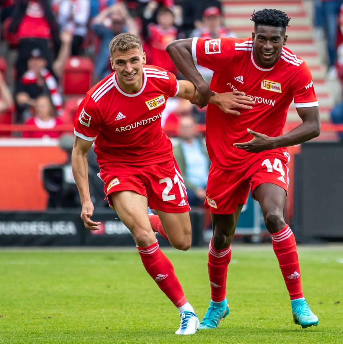 Folge des Feuerzeugwurfs: Torwart Patrick Drewes wird vom Platz geführt  - Foto: Andreas Gora/dpa