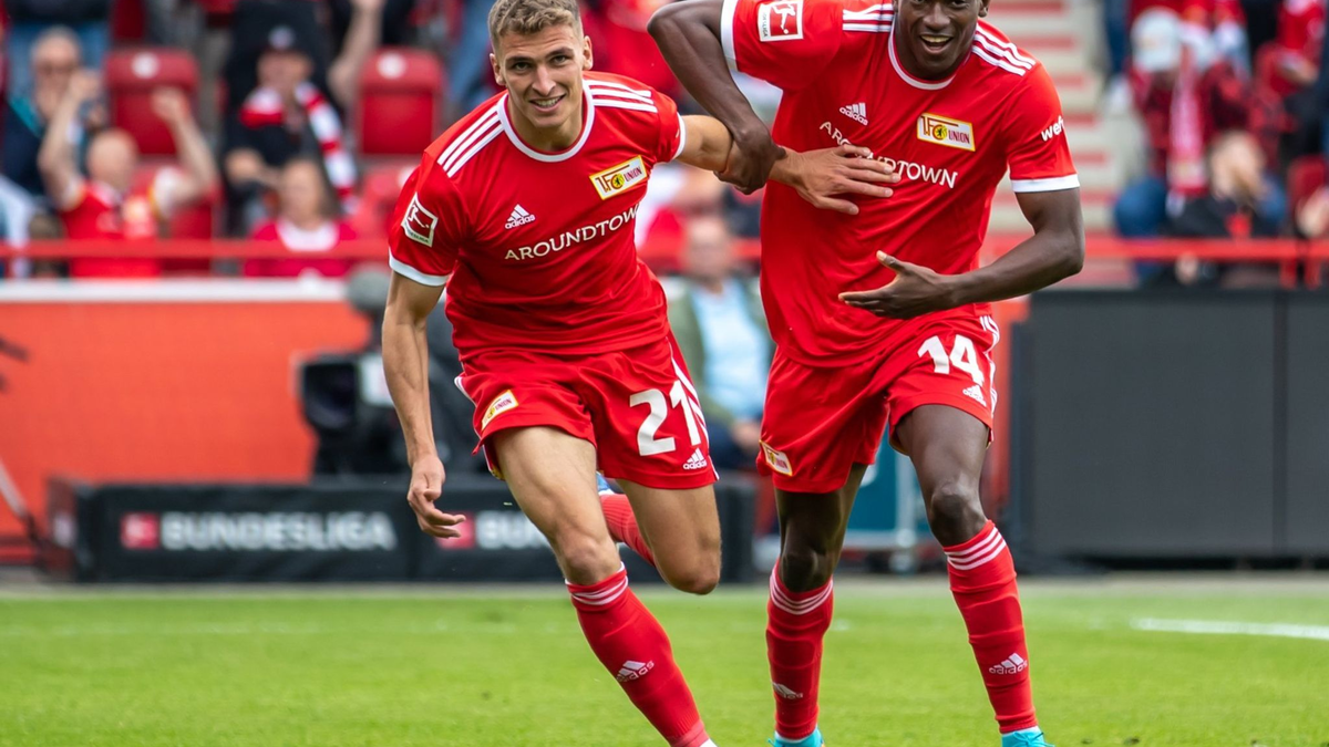 Die Partie war für mehr als 25 Minuten unterbrochen. - Foto: Andreas Gora/dpa