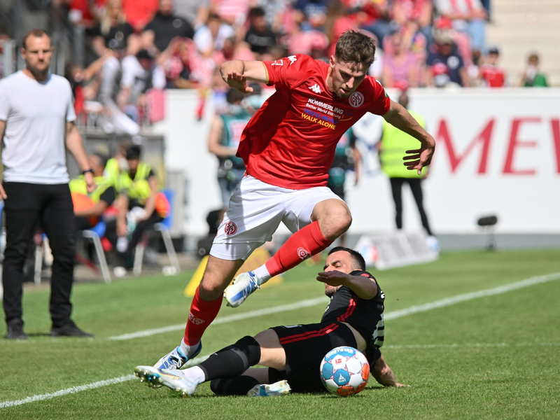 Der Mainzer Jae-Sung Lee (M) jubelte kurz vor der Pause zu früh. - Foto: Torsten Silz/dpa