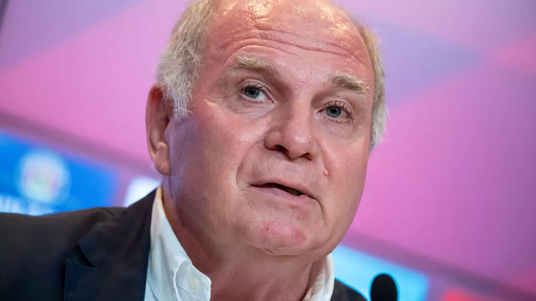 Uli Hoeneß und seine Frau Susanne sitzen auf der Tribüne. - Bild: Sven Hoppe/dpa