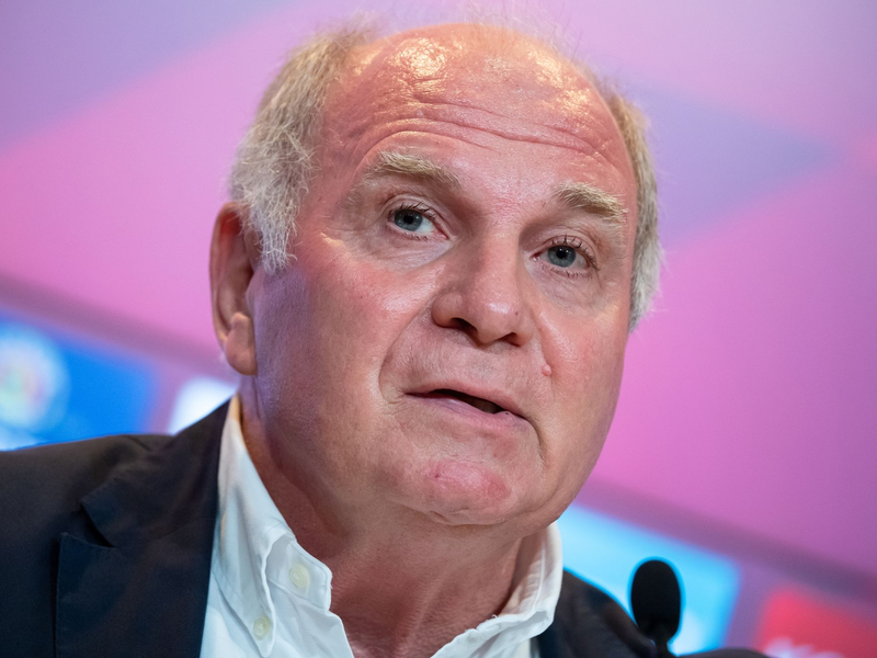 Uli Hoeneß und seine Frau Susanne sitzen auf der Tribüne. - Foto: Sven Hoppe/dpa