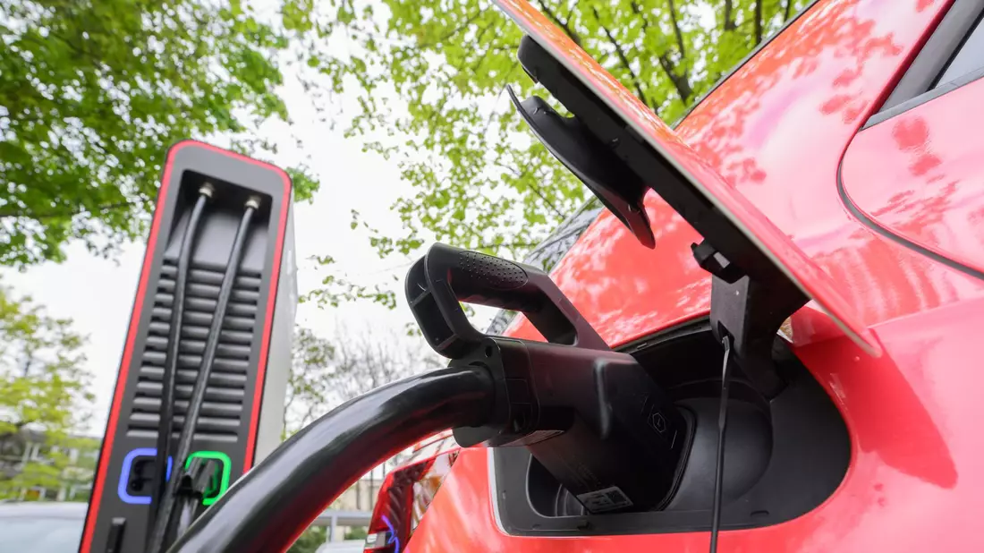 Für die aktuelle Studie haben die Forscher anhand von zehn Kriterien bewertet, wie erfolgreich 21 der weltweit größten Automobilhersteller beim Übergang zu abgasfreien Fahrzeugen sind. - Bild: Julian Stratenschulte/dpa