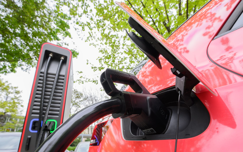 Für die aktuelle Studie haben die Forscher anhand von zehn Kriterien bewertet, wie erfolgreich 21 der weltweit größten Automobilhersteller beim Übergang zu abgasfreien Fahrzeugen sind. - Foto: Julian Stratenschulte/dpa