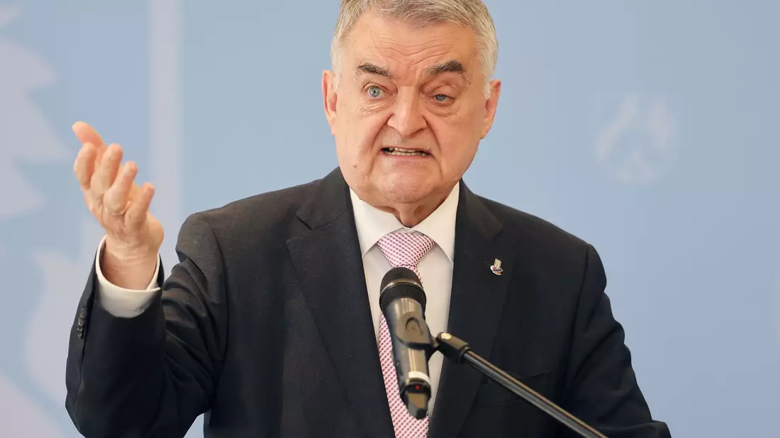 NRW-Innenminister Herbert Reul will keine extremistischen Beamten in der Polizei. - Bild: Oliver Berg/dpa