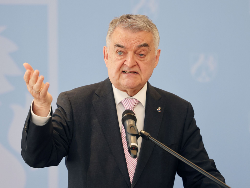 NRW-Innenminister Herbert Reul will keine extremistischen Beamten in der Polizei. - Foto: Oliver Berg/dpa