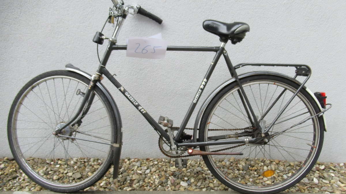 FW-PI: Pferd versinkt in matschigem Erdreich - nicht alltäglicher Einsatz für die Feuerwehr Halstenbek - Foto: presseportal.de