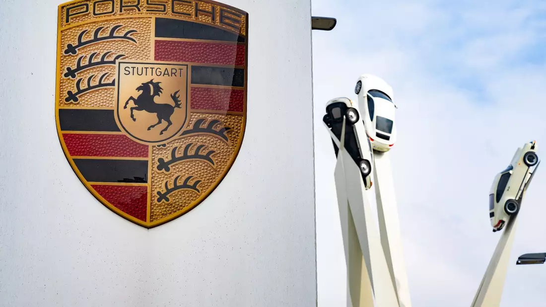 Bei Porsche sind Gespräche über eine Verschärfung des Sparkurses angelaufen.  - Bild: Bernd Weißbrod/dpa