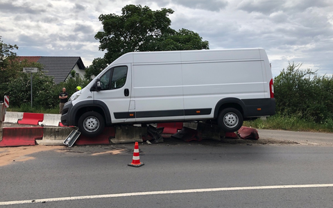 FW Gäufelden: Doppelgarage in Flammen: Großeinsatz in Öschelbronn - Foto: presseportal.de