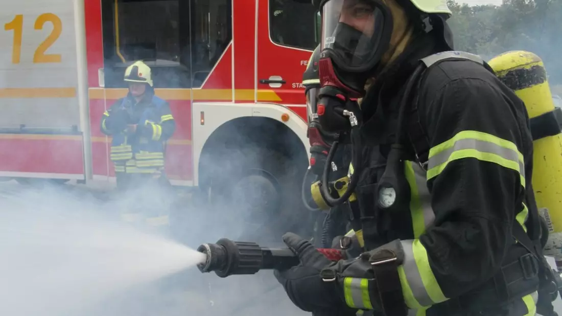 FW Dinslaken: Zimmerbrand mit Mesnchenleben in Gefahr. - Bild: presseportal.de