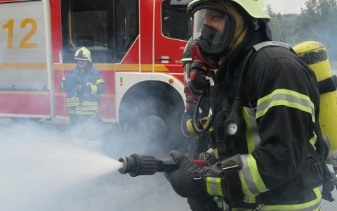 FW Dinslaken: Zimmerbrand mit Mesnchenleben in Gefahr. - Foto: presseportal.de