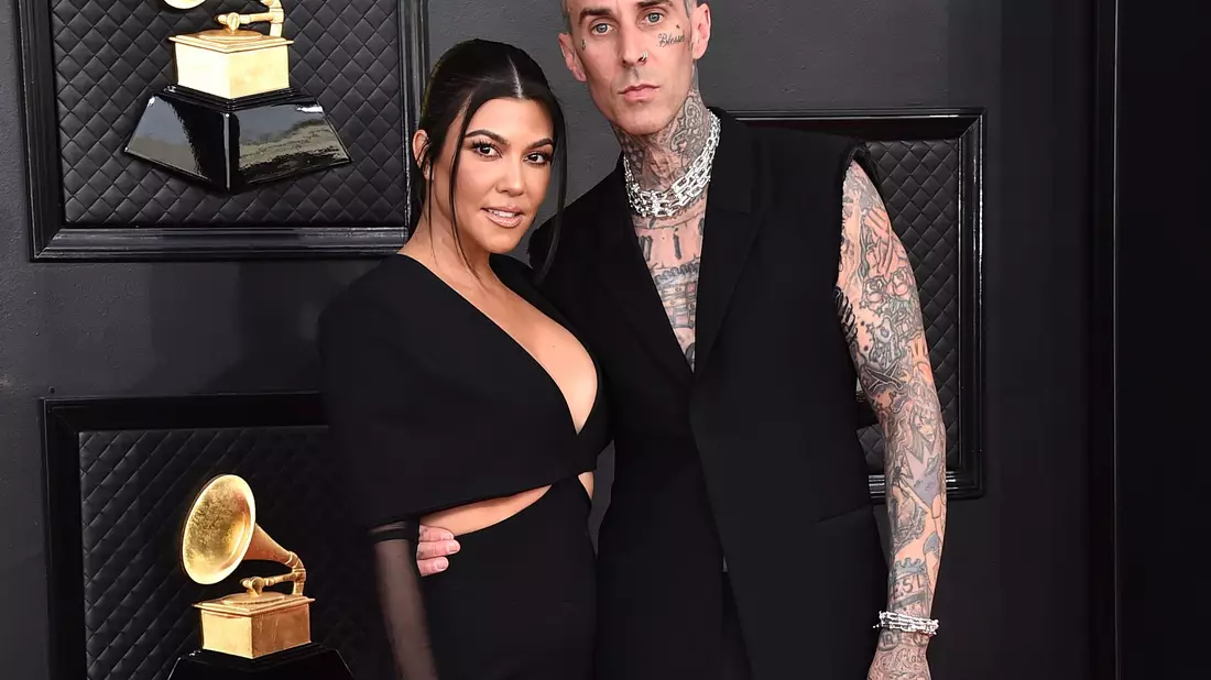 Kourtney Kardashian und Travis Barker haben ihre Beziehung im Februar 2021 öffentlich gemacht. - Bild: Jordan Strauss/Invision/AP/dpa/Archiv