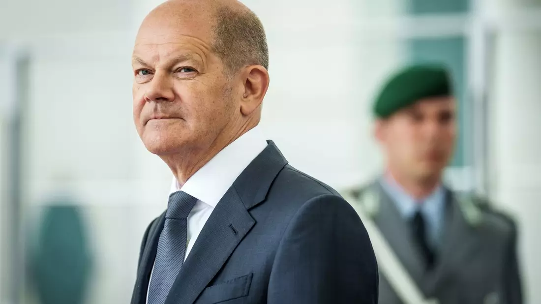 Olaf Scholz auf dem Flughafen Berlin Brandenburg. Es ist die zweite China-Reise des Kanzlers seit seinem Amtsantritt. - Bild: Michael Kappeler/dpa