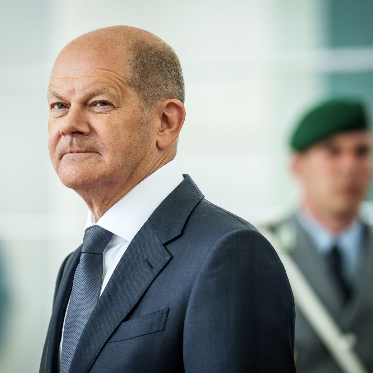 Olaf Scholz auf dem Flughafen Berlin Brandenburg. Es ist die zweite China-Reise des Kanzlers seit seinem Amtsantritt. - Foto: Michael Kappeler/dpa