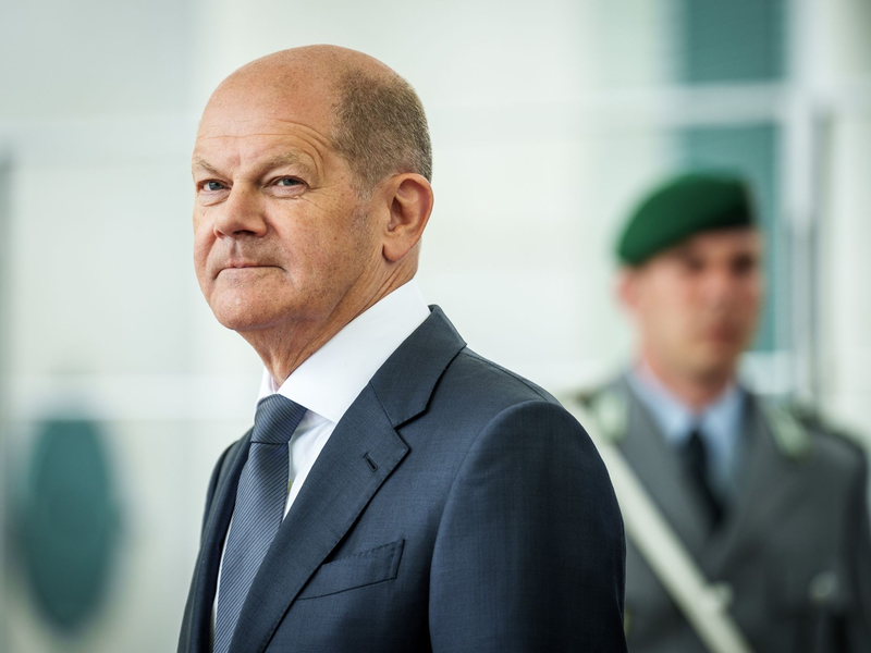 Olaf Scholz auf dem Flughafen Berlin Brandenburg. Es ist die zweite China-Reise des Kanzlers seit seinem Amtsantritt. - Foto: Michael Kappeler/dpa