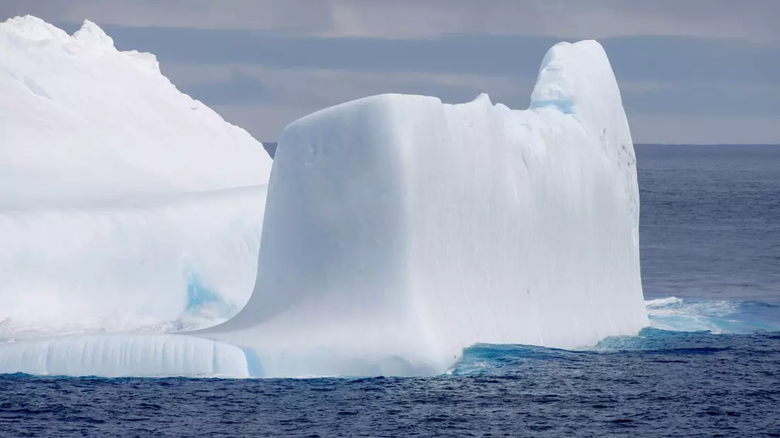 Ein Eisberg im Antarktischen Ozean - Bild: Kyodo/dpa