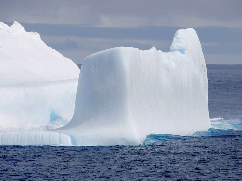 Ein Eisberg im Antarktischen Ozean - Foto: Kyodo/dpa