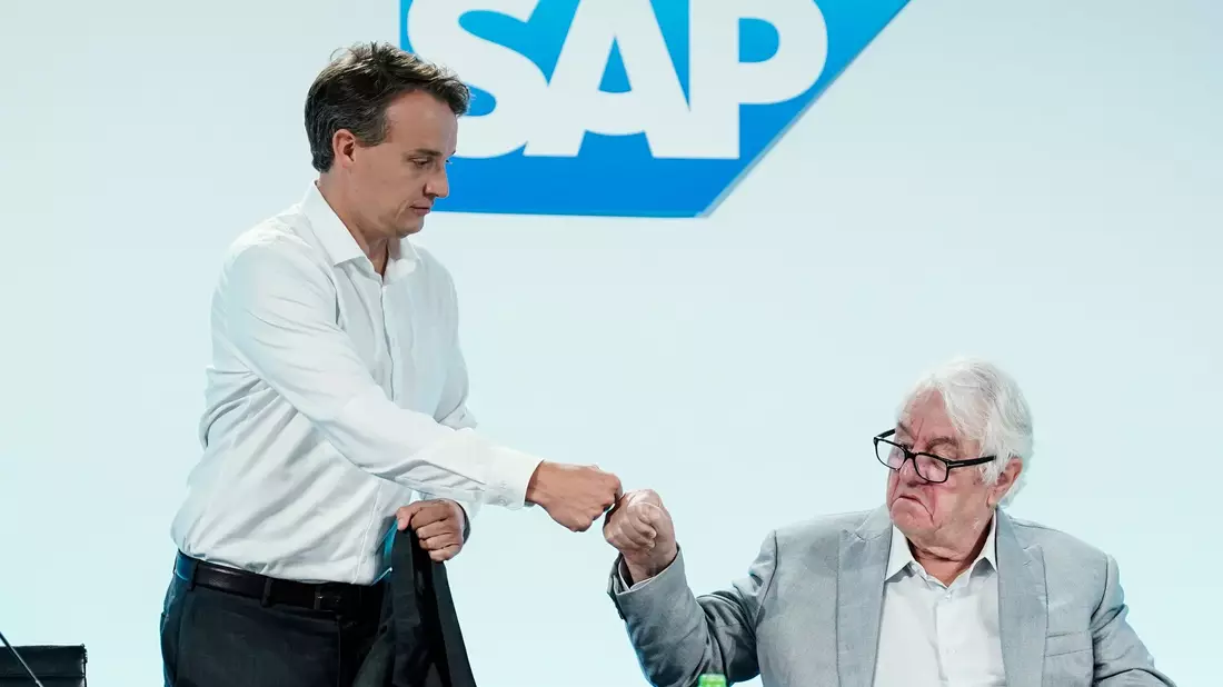 Der Aufsichtsratvorsitzende Hasso Plattner (l) und Punit Renjen bei der SAP-Hauptversammlung im Mai 2023. - Bild: Uwe Anspach/dpa