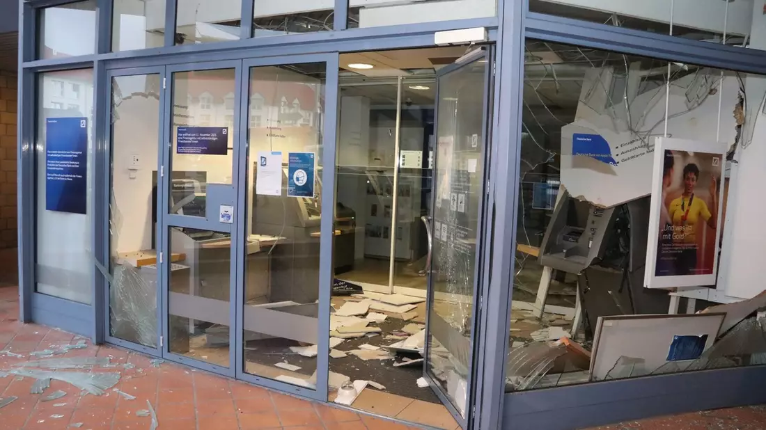POL-AK NI: In einer feierlichen Zeremonie wurden heute in der Swiss Life Hall Hannover 760 Studierende der Bachelorstudiengänge BA 25/24 und BA 26/25 vereidigt. - Bild: presseportal.de