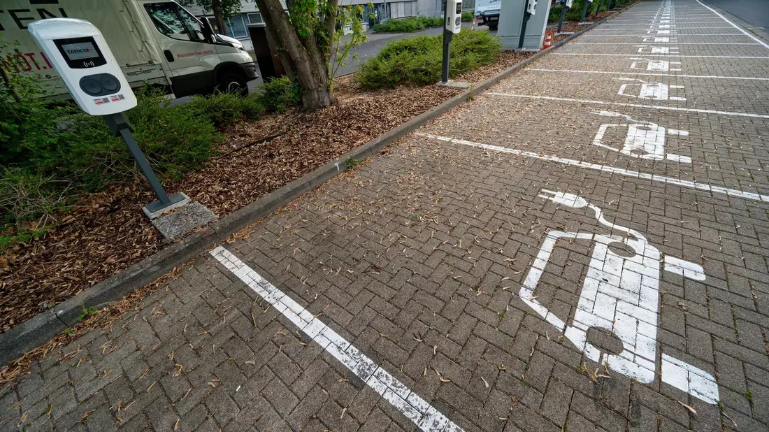 Die Batteriestandsanzeige eines Elektroautos. Nach dem plötzlichen Aus der E-Auto-Kaufzuschüsse Ende 2023 hat sich das Umstiegstempo  auf Elektroautos laut HUK Coburg halbiert. - Bild: Henning Kaiser/dpa