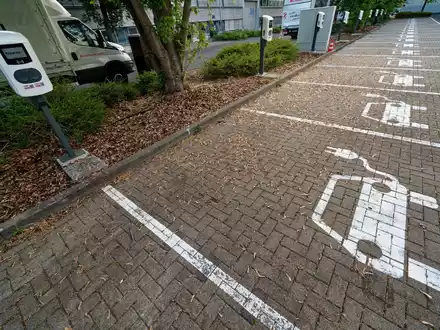 Die Batteriestandsanzeige eines Elektroautos. Nach dem plötzlichen Aus der E-Auto-Kaufzuschüsse Ende 2023 hat sich das Umstiegstempo  auf Elektroautos laut HUK Coburg halbiert. - Foto: Henning Kaiser/dpa
