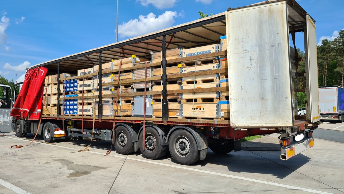 POL-HK: Soltau: Beschädigter Pkw gesucht; Bispingen: Zeugin nach Ladendiebstahl gesucht; Soltau: Lkw auf der A 7 quergestellt - mehrere Stunden Vollsperrung (Foto im Anhang) - Foto: presseportal.de