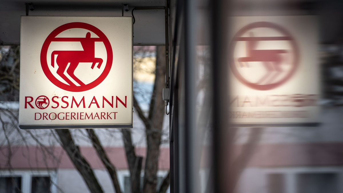 Die Drogeriemarktkette Rossmann hat im vergangenen Jahr deutlich zugelegt und einen Rekordumsatz verbucht. - Foto: Frank Rumpenhorst/dpa