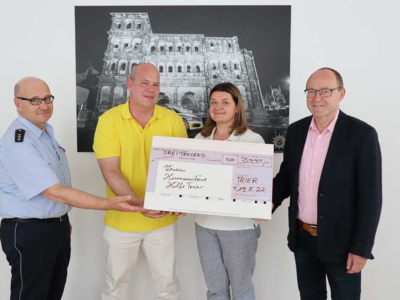 POL-GI: Gießen: Spendenübergabe nach Adventskonzert und Blutspendeterminen an den ambulanten Kinder- und Jugendhospizdienst Gießen - Foto: presseportal.de