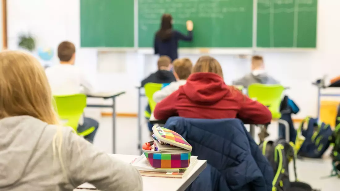 Mit den Leistungen von Schülerinnen und Schülern in Deutschland geht es laut Bildungsstudien bergab. - Bild: Philipp von Ditfurth/dpa