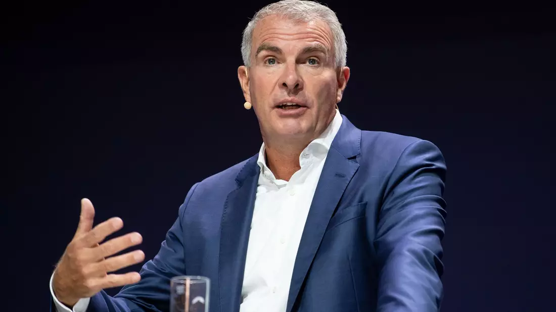 Der Lufthansa-Vorstandsvorsitzende Carsten Spohr auf der Automobil-Ausstellung IAA bei einer Podiumsdiskussion. - Bild: Sven Hoppe/dpa
