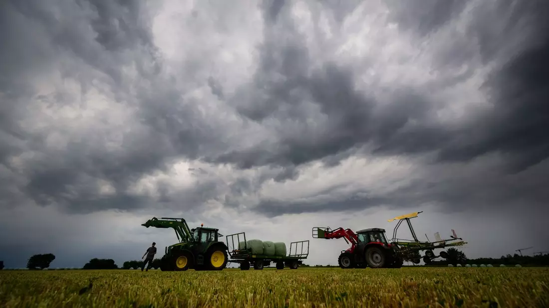 Laut Wetterdienst könnten von Samstagabend bis Sonntagabend vor allem im Westen und Südwesten durch Gewitter in einigen Regionen extreme Regenmengen von mehr als 100 Litern pro Quadratmeter zusammenkommen. - Bild: Julian Stratenschulte/dpa