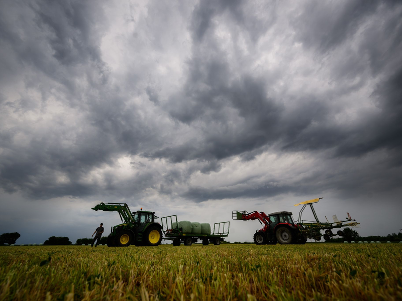 Laut Wetterdienst könnten von Samstagabend bis Sonntagabend vor allem im Westen und Südwesten durch Gewitter in einigen Regionen extreme Regenmengen von mehr als 100 Litern pro Quadratmeter zusammenkommen. - Foto: Julian Stratenschulte/dpa