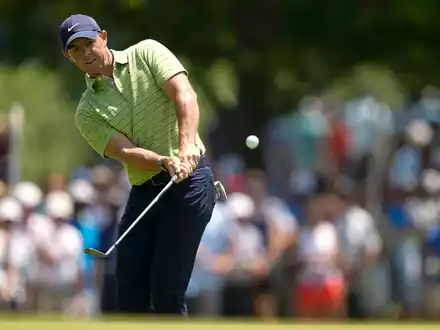McIlroy verspielte auf den letzten fünf Bahnen zwei Schläge Vorsprung. - Foto: Matt York/AP/dpa