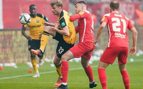Leverkusens Florian Wirtz (r) im Zweikampf mit Kaiserslauterns Ben Zolinski. - Foto: Uwe Anspach/dpa