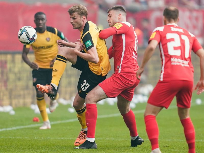 Leverkusens Florian Wirtz (r) im Zweikampf mit Kaiserslauterns Ben Zolinski. - Foto: Uwe Anspach/dpa