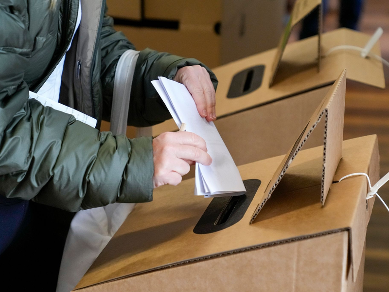 Typisch «Aussie»: Vom Strand direkt ins Wahllokal. - Foto: Mark Baker/AP/dpa