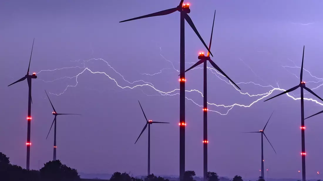 Gewitter, Starkregen und stürmischer Wind sorgen regional zunächst für ungemütliches Wetter. - Bild: Patrick Pleul/dpa