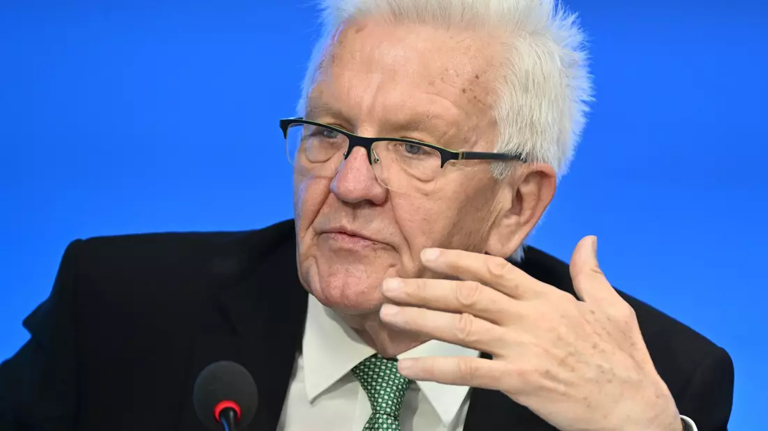 Im Streit um eine Bezahlkarte für Asylbewerber hat sich der baden-württembergische Ministerpräsident Winfried Kretschmann zu Wort gemeldet. - Bild: Bernd Weißbrod/dpa