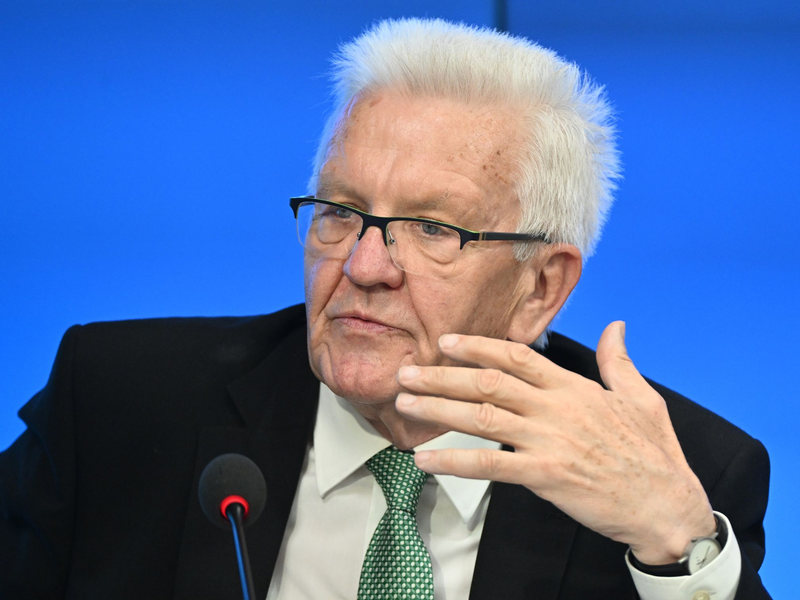 «Die Leute können ja zurück. Das ist doch keine Haft»: Winfried Kretschmann. - Foto: Bernd Weißbrod/dpa
