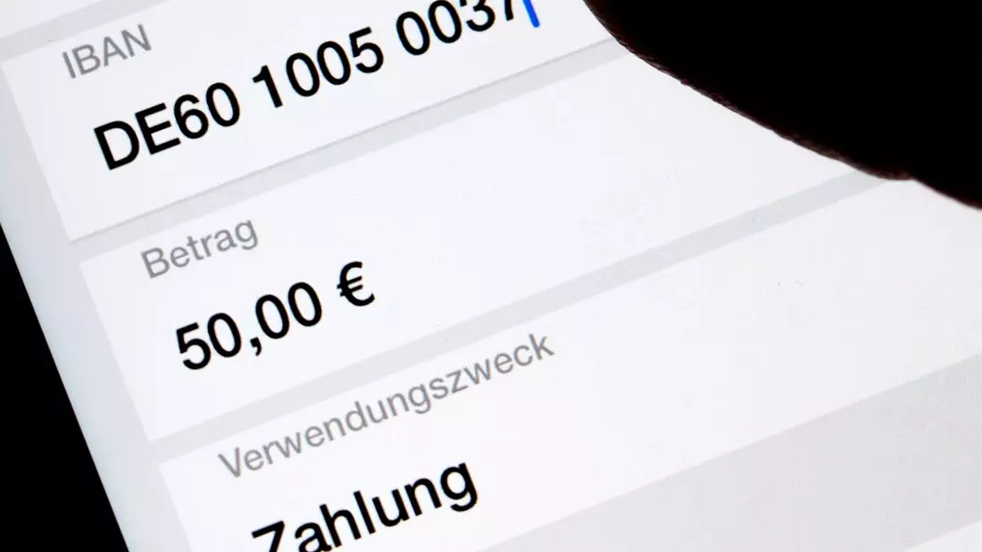 Verpflichtende Überprüfungen des Zahlungsempfängers sollen Überweisungen sicherer machen. (Symbolbild) - Bild: Monika Skolimowska/dpa-Zentralbild/dpa