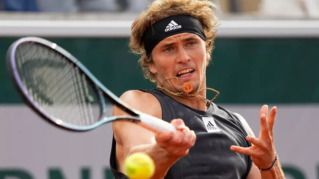 Alexander Zverev unterlag Stefanos Tsitsipas in zwei Sätzen. - Bild: Michel Euler/AP/dpa